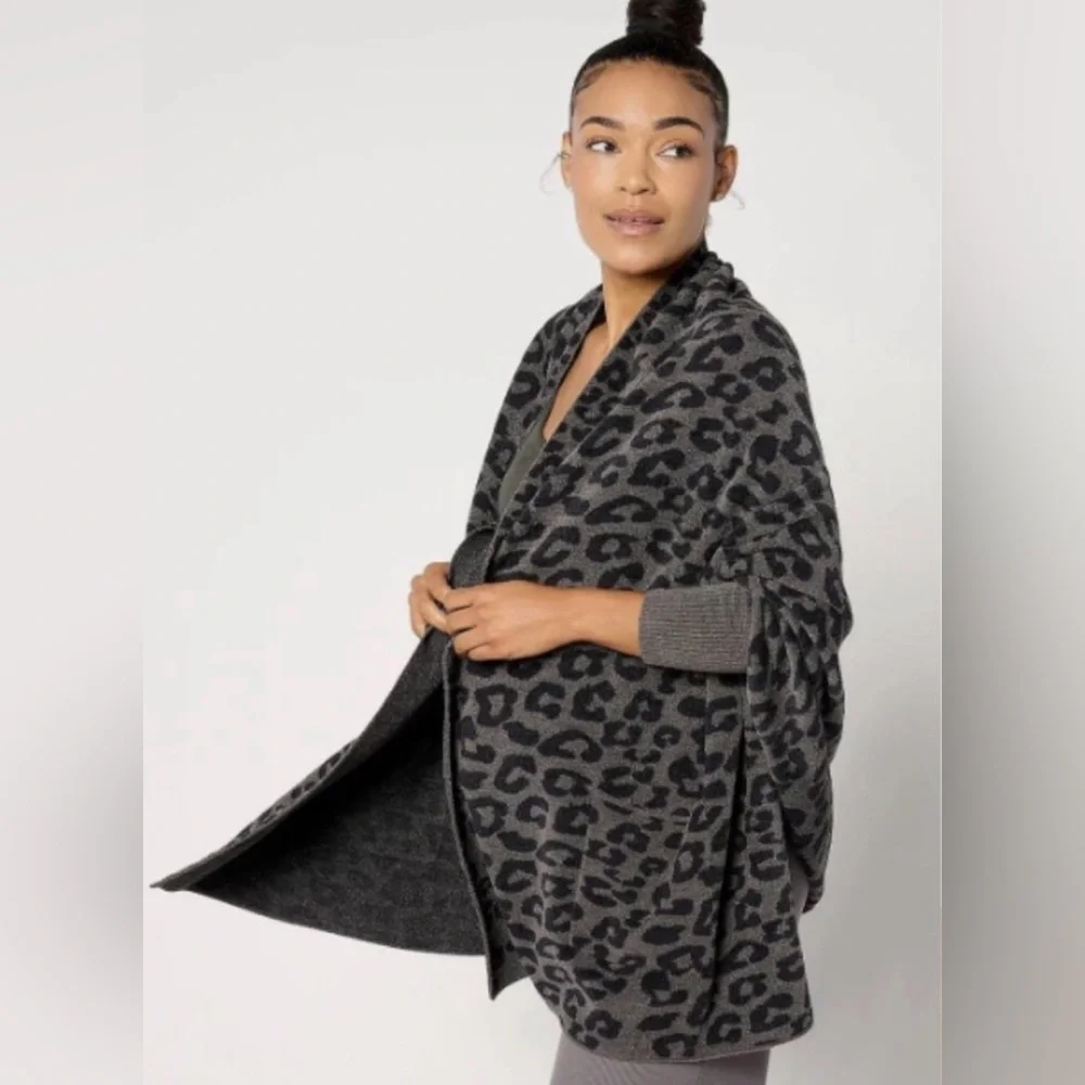 Barefoot Dreams Cozychic Lite Blanket Wrap Cozy Grey Leopard Print size L/XL - Picture 1 of 7